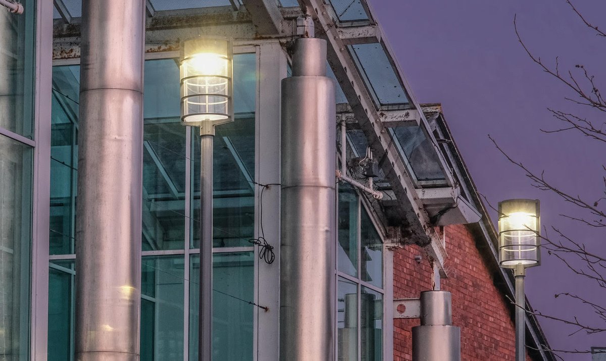 chromalighting's tweet photo. Lloyd Crawford took some photos (before the lockdown) of @hess_uk columns and Village lanterns installed at #Carrickfergus. Wouldn't you agree that they look well integrated with their surroundings in this twilight scene? @hess_news https://t.co/1ZuXuYhkME