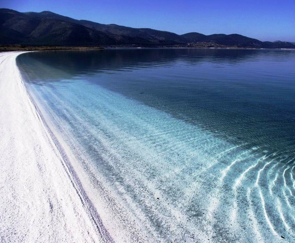 guvenislamoglu's tweet image. Salda Gölü'ne kum skandalını ortaya çıkaran Burdur Yeşilova Belediye Başkanı Mümtaz Şenel ve eşi Fatma Şenel, sabah saatlerinde evlerinde silahlı saldırıya uğramış. Finike'de mermer ocaklarına karşı mücadele ederken öldürülen Ali-Aysin Büyüknohutçu çiftini hatırlattı.