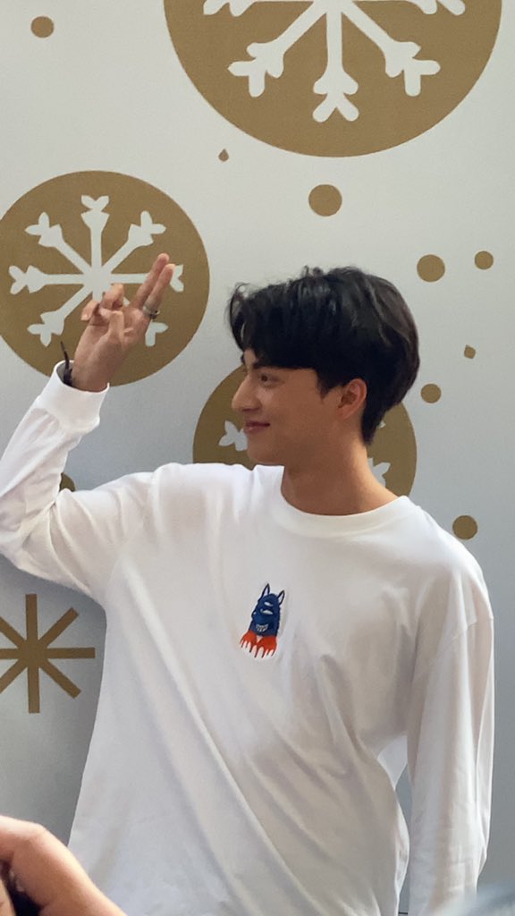 during the marimekko event at the central world, gulf said his new year gift for the fans was to take selfies with ALL of them & he can still remember how his gums went dry from smiling for hours but he said he's willing to do it for all of us   #GulfIn1MillionLove