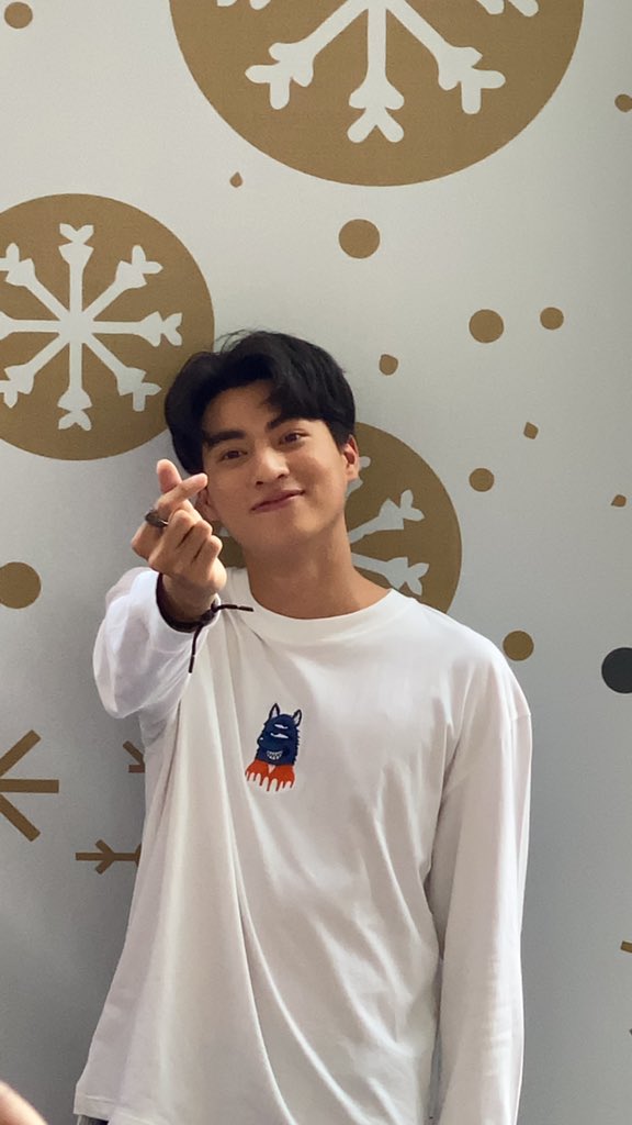 during the marimekko event at the central world, gulf said his new year gift for the fans was to take selfies with ALL of them & he can still remember how his gums went dry from smiling for hours but he said he's willing to do it for all of us   #GulfIn1MillionLove