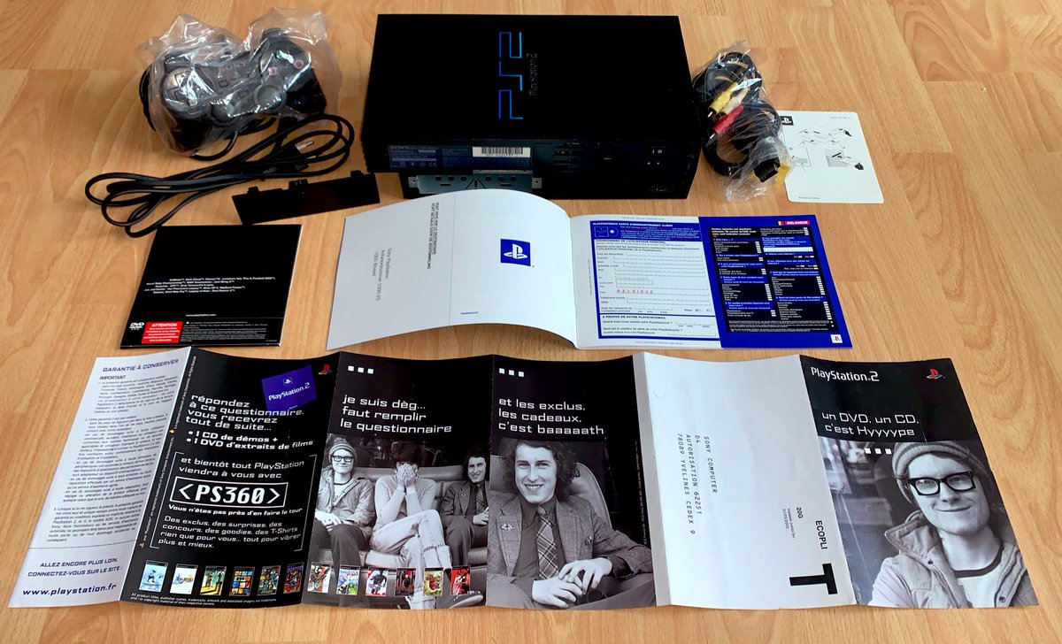 Sony PlayStation 2 (2000) La PS2 fat historique, noire dans sa boîte bleue ! Ce n’est pas la première série mais presque : celle-ci, ultra complète, est de 2001 et se porte toujours comme un charme. À noter que le mini-DVD média est toujours scellé et n’a jamais été utilisé…