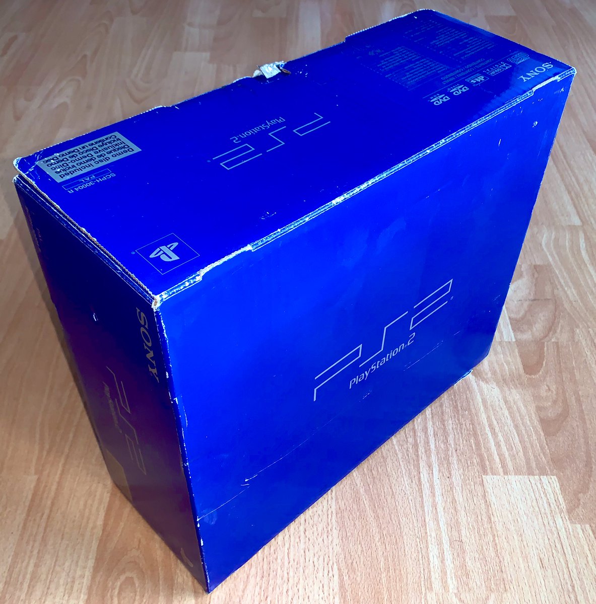 Sony PlayStation 2 (2000) La PS2 fat historique, noire dans sa boîte bleue ! Ce n’est pas la première série mais presque : celle-ci, ultra complète, est de 2001 et se porte toujours comme un charme. À noter que le mini-DVD média est toujours scellé et n’a jamais été utilisé…