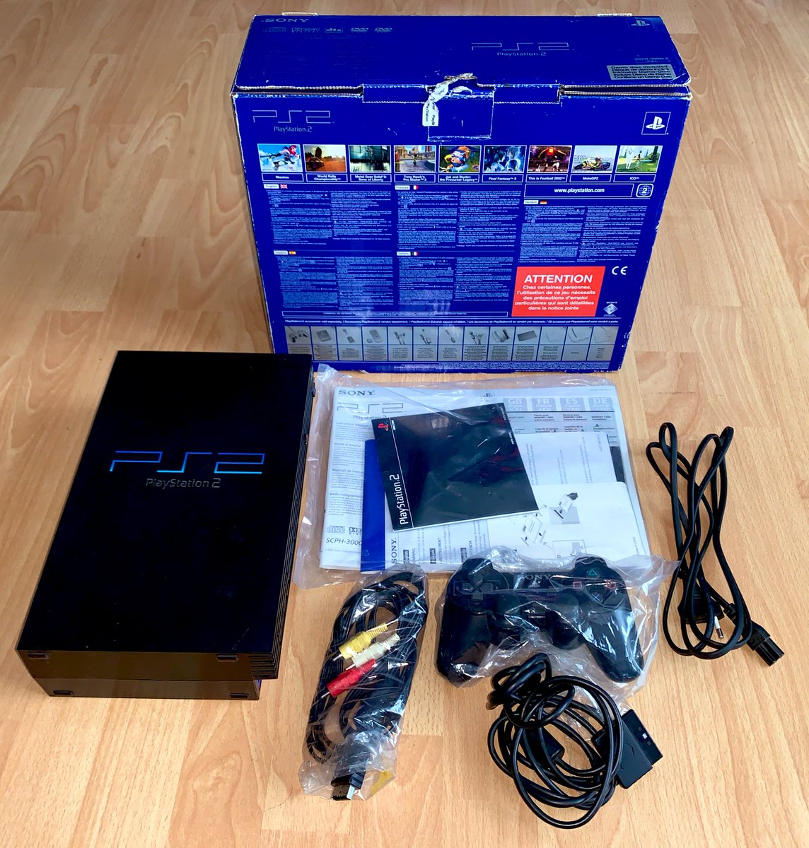 Sony PlayStation 2 (2000) La PS2 fat historique, noire dans sa boîte bleue ! Ce n’est pas la première série mais presque : celle-ci, ultra complète, est de 2001 et se porte toujours comme un charme. À noter que le mini-DVD média est toujours scellé et n’a jamais été utilisé…