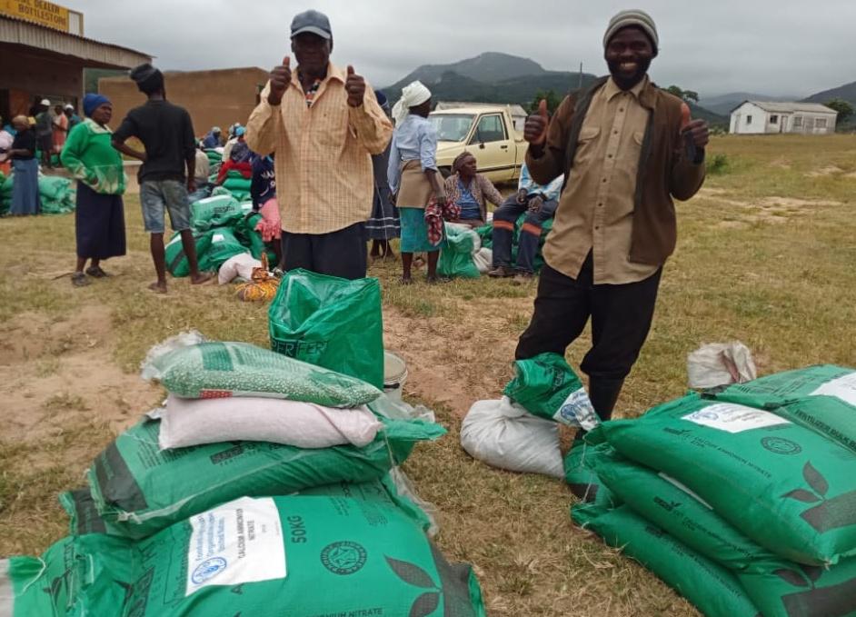 faosfsafrica's tweet photo. ...especially on the poor &amp; most vulnerable . In #Zimbabwe, @FAOSFSAfrica continues to work with communities, ensuring minimum disruption to ongoing projects. Implementation of the Zimbabwe Idai Recovery Project (@ZIRP_Zimbabwe), funded  by #WorldBank and managed by @UNOPS... https://t.co/nKqGI8SyrU