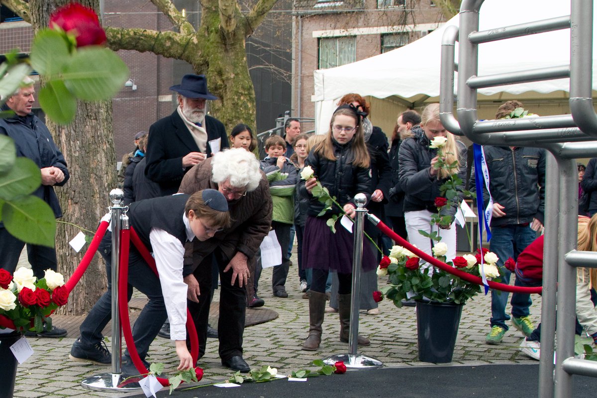 Vandaag is het Jom Hasjoa, de jaarlijkse herdenking van de sjoa. Meer dan 12.000 Haagse Joden, Roma en Sinti overleefden WO2 niet. Op 19 april 2012 lazen 200 kinderen van Haagse scholen de namen van de meer dan 2000 vermoorde Joodse, Sinti en Roma kinderen uit Den Haag. 1/2