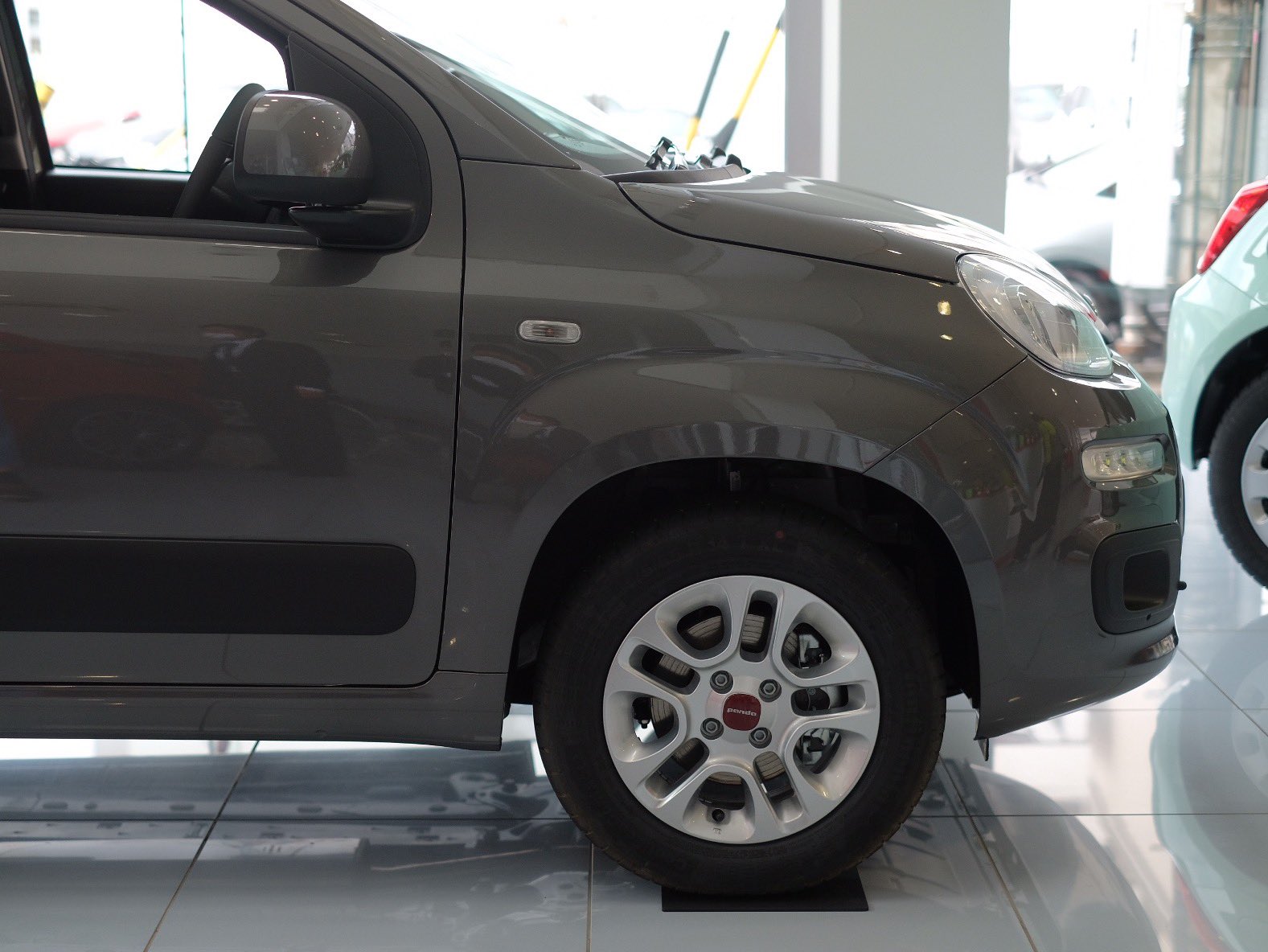 توییتر Shinichi Terano در توییتر パンダ4x4が2度目の車検 パンダ はデビューから殆どデザイン変更されず 元々完成したデザインだからこれが正しいと思う 限定車のタイヤは14インチ 例のフライホイール問題さえ無ければ最後にもう一回買いたいのです 実に惜しい