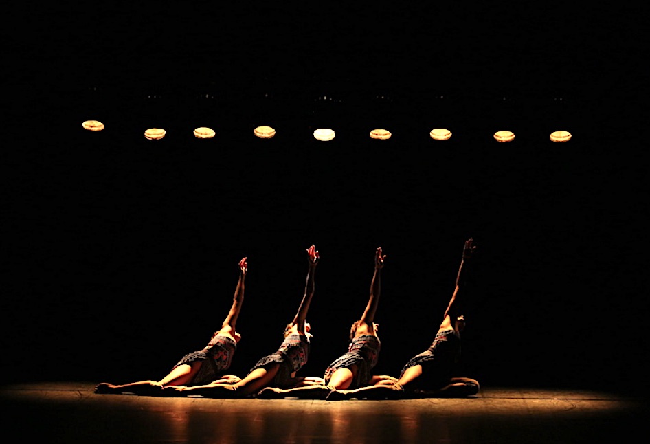 theartsdesk's tweet image. Russell Maliphant breathes fresh life into Hellenic tradition as Greek folk &amp;amp; contemporary unite in #TheThread @Sadlers_Wells Digital Stage (bit.ly/3eA1uwh). Review by @mkmswain bit.ly/2VlDLIC