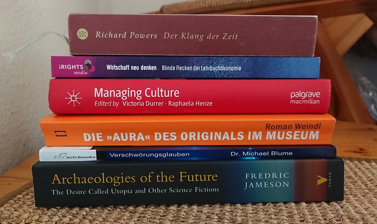 Danke an <a href="/FSternfeld/">Felicia Sternfeld</a>! 6 books, 6 people. Leider lassen sich ausgeliehene Ebooks schlecht fotografieren, deshalb sehr Fachliteratur-lastig :) x.com/FSternfeld/sta…