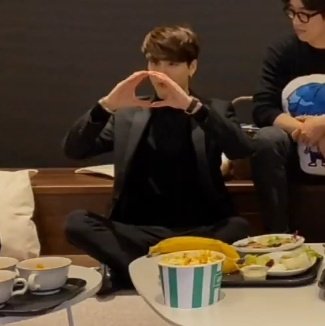 fanatic_got7_'s tweet photo. JACKSON WANG REALLY GAVE NOT BY THE MOON DANCE SIGN SPOILER. A WHOLE KING 😂😂😂😂😂👏👏👏👏

#GOT7_DYE_OUTNOW
#GOT7_NOTBYTHEMOON
@GOT7Official #GOT7 https://t.co/Dhk5r0Nx8C
