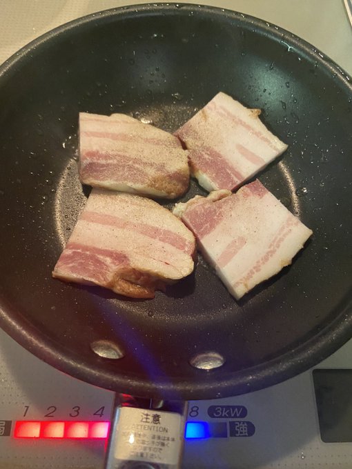 阿蘇の飯が今コロナで送料無料って書いてたから結構沢山かってたんだけどベーコン一滴も油入れてないのに揚げ物か?ってくらい油出てきてカリカリジューシー神で幸せっていうね 