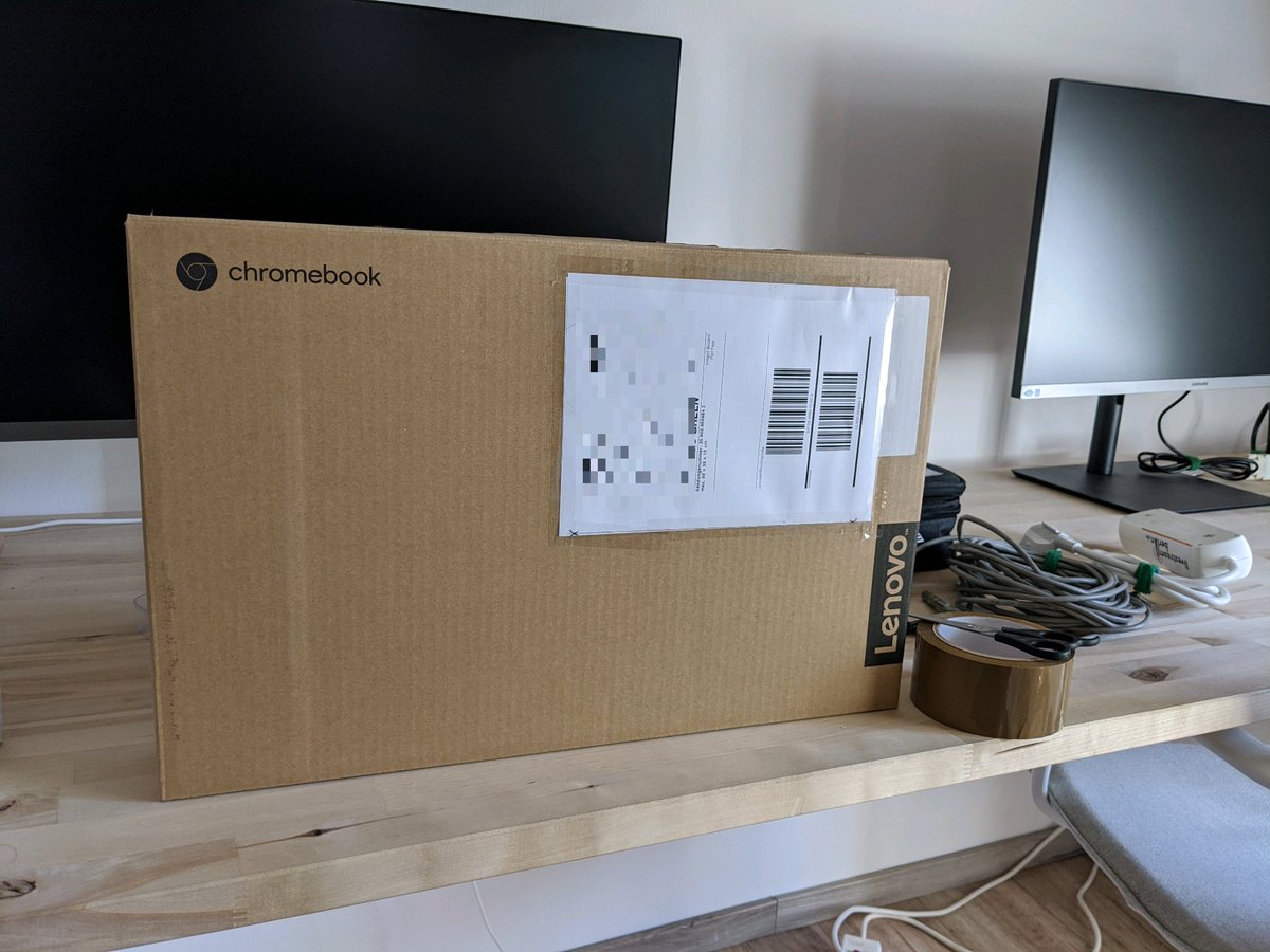 publicimpact_'s tweet photo. Mitarbeiter im Homeoffice ging der Rechner kaputt, jetzt kommt die Versorgungslieferung per Post aus dem Büro. Danke liebe Post ✉. https://t.co/FN36K4aooC