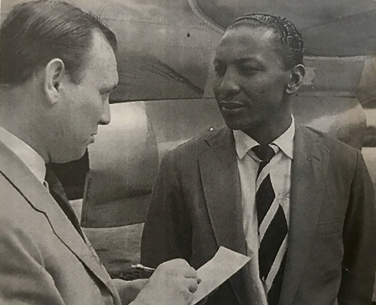 Indio, 1959-60 entrevistado a pie de avión por Juan Segura Palomares. Foto: archivo personal JSP.