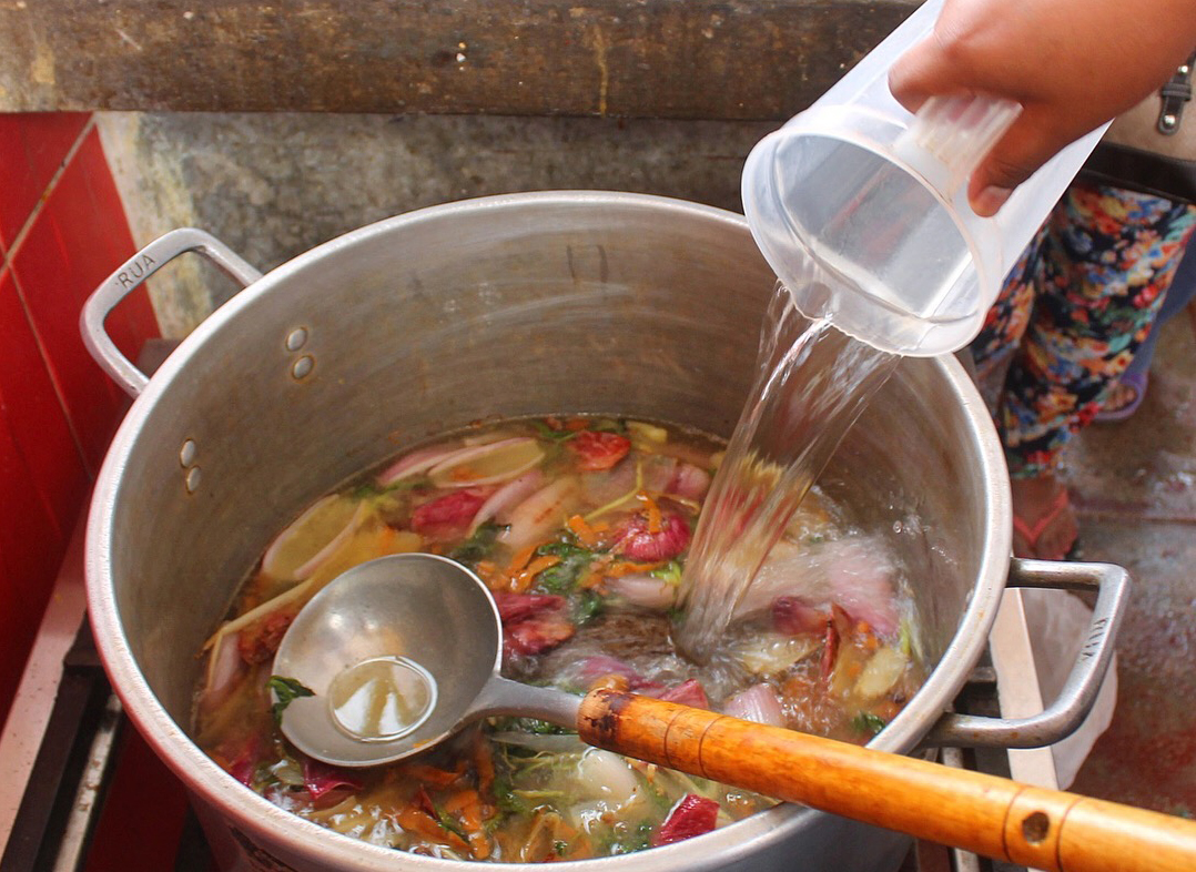 StopHungerWW's tweet photo. We help strengthen #CocinasBondadosas in Peru, a creative and eco-friendly nutrition program created with Chef #PalmiroOcampo’s NGO, training hundreds of mothers most in need to prepare healthy meals on a small budget, using local produce and recycling food #WCIM #WorldCreativity https://t.co/nsTB7ZQP80
