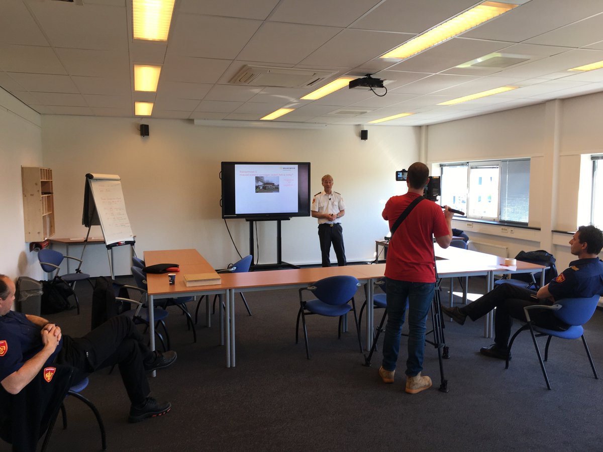 Testen aan het draaien voor woensdag. We draaien dan om 20.00 uur een live-uitzending over de #basisprincipes van #brandbestrijding met lector <a href="/ricardoweewer/">Ricardo Weewer</a>. #anderhalvemeter #webinarZHZ