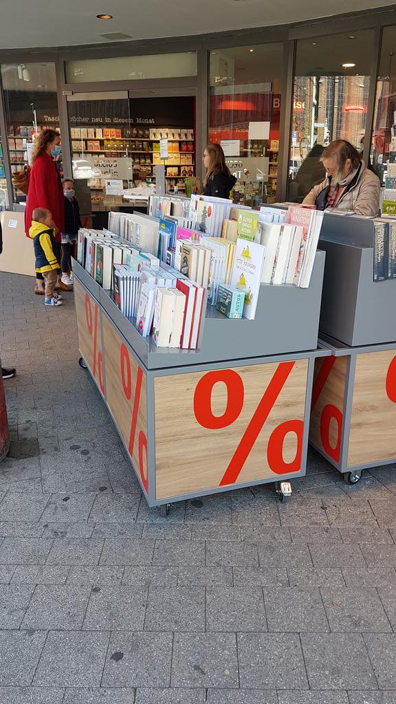 FernandoArambur's tweet photo. Alemania, lunes 20. Han reabierto al público las librerías. https://t.co/cFc6V6GZOZ