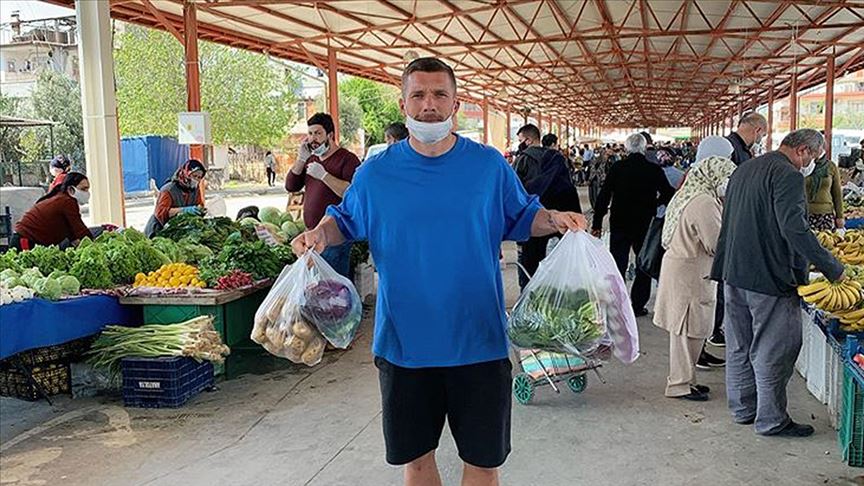 DeppWebHaber's tweet photo. Podolski Müslüm Gürses dinliyor, oklavayla yufka açıyor https://t.co/EZtqq5Awxs