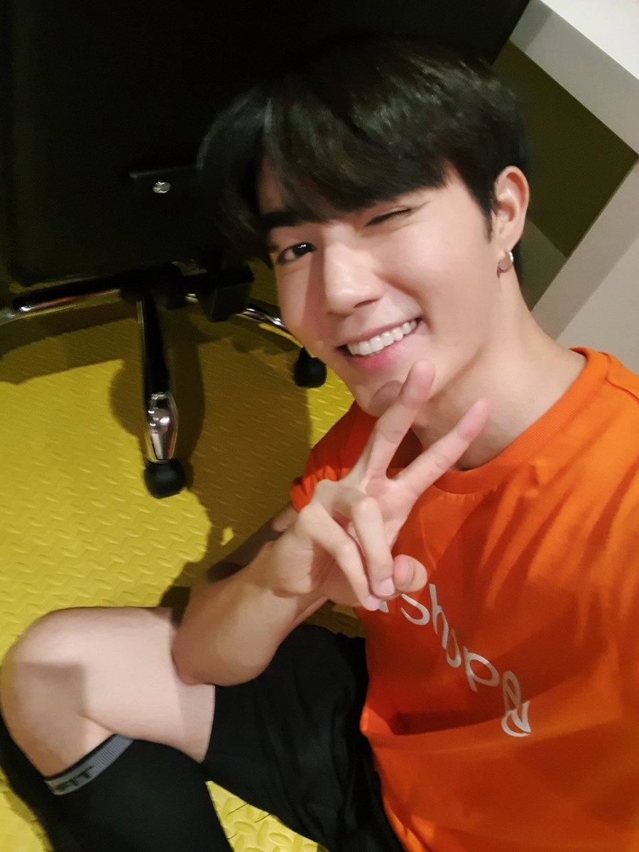 zee_pruk's tweet photo. เป็นยังไงกันบ้าง สุดยอดมากทุกคนขอบคุณที่เข้ามาดูนะครับ ขอบคุณ 1M🧡 ด้วยนะจ้ะ #ShoppeeXZeePruk https://t.co/zbRc5yLwOS