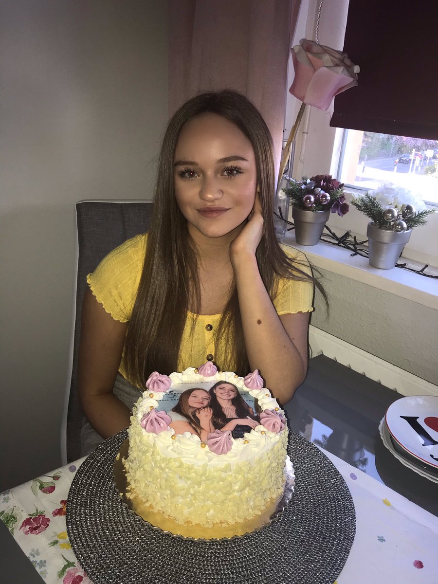 kissoftinita's tweet photo. Hoy es mi cumple❤️ 

Mira la torta que mi mamá me regaló!
@TiniStoessel https://t.co/5zsHLdbPOo
