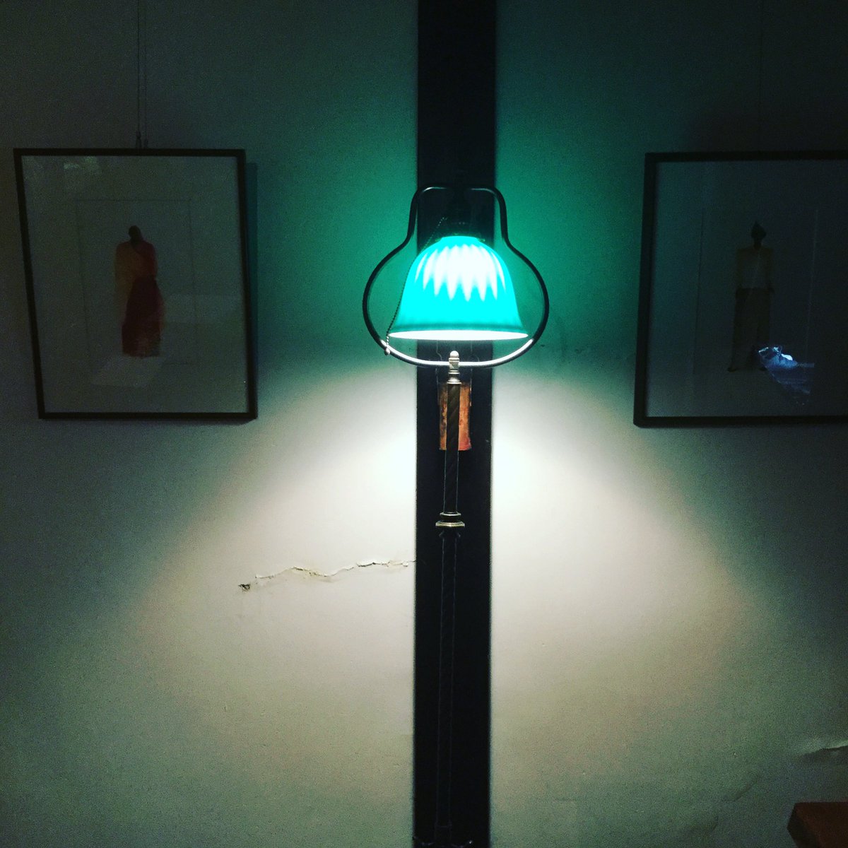 Yotosha1's tweet image. オパール屋のイメージが強い洋灯舎ですが、別の顔も少しづつ紹介してゆきたいと思っています。
もともと洋灯舎はアメリカンアンティークランプ専門店として創立されたのです。

#洋灯舎 
#フロアランプ 
#1900年初頭のランプ
#台座はブラッドレーハバード社製
#シェードはMcFaddin社製エメラライト