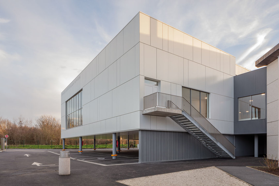 AgenceEngasser's tweet photo. PROJET [équipements] 

Le projet consiste en l’extension d’un complexe sportif existant avec la création d’une salle de gymnastique/escalade et de danse.

https://t.co/V4aZBb55qZ

Crédits photo : © Guillaume Guérin

#engasser #architecture #teamArchi https://t.co/OCxa71LZqJ