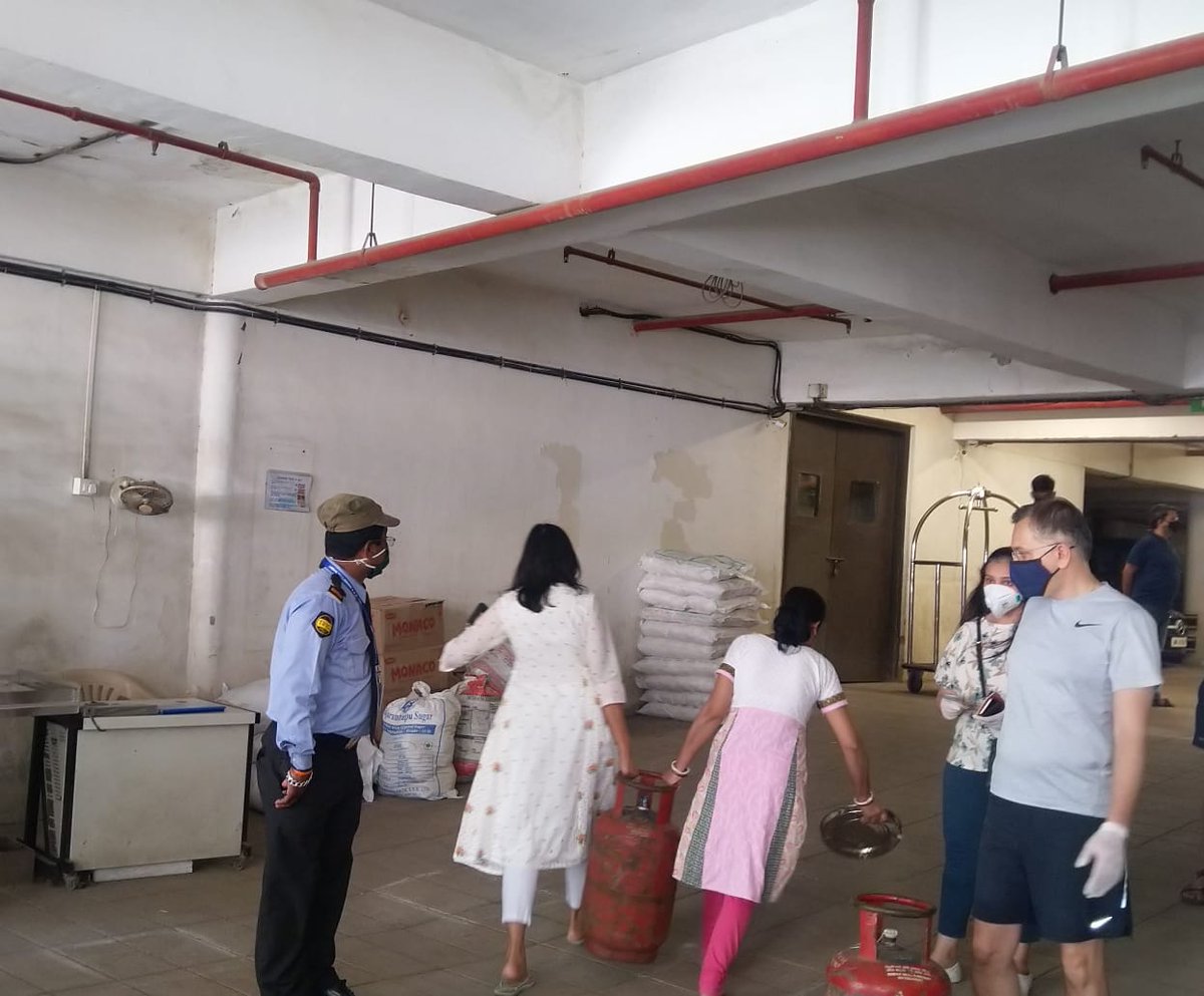 ActionGroupLP's tweet photo. @dianagasnaik Thank you for providing timely &amp; essential gas cylinders to Lodha Bellissimo residents &amp;  helping in social distancing &amp; letting us stay safe at home. #promptservice #thankyoudiana #keepingussafeathome #coronawarriors https://t.co/rV8EXSgvV1
