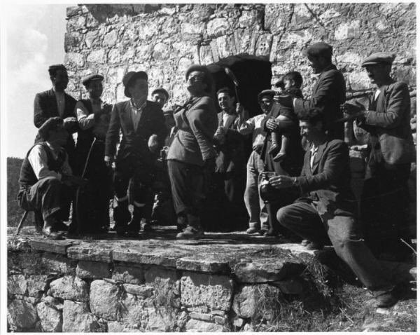FarellaLuigi's tweet photo. Franco Pinna - Il Fotografo Sardo che racconto' la Basilicata attraverso la macchina Fotografica - p.1 -  #francopinna #basilicata #anni50 #fotografo #pellicola #film #passione #italia #lucania #regionebasilicata #terranostra https://t.co/uXeTT8JLRY