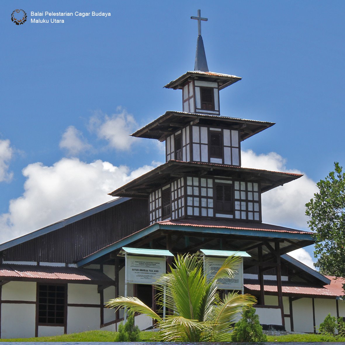 bpkxxi's tweet photo. (1) Halo Sahabat Budaya!!!
Gereja Tua Asei merupakan gereja pertama di Tanah Papua, berada di ditengah Danau Sentani tepatnya Kampung Asei, Distrik Sentani Timur, Kabupaten Jayapura.
Kondisi bangunan Gereja Tua Asei sampai saat ini sangat terpelihara.

#gerejatuaasei
#bpcbmalut https://t.co/XU9M478UDT