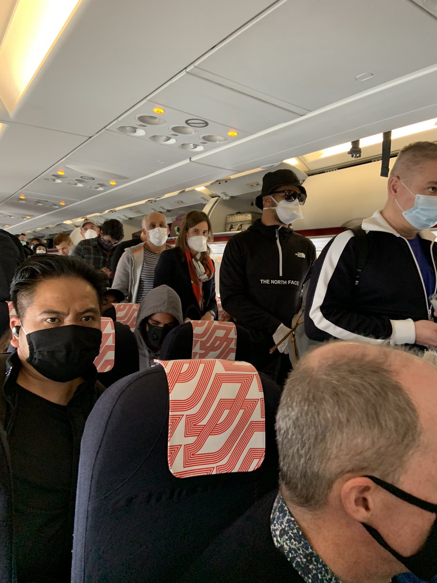 romain_wild's tweet photo. @AirFranceFR mettez vite au point une procédure cohérente pour la sortie des appareils parce que là, c’est la cata!!! Tout le monde se lève normal... https://t.co/IGU5yCa7Be