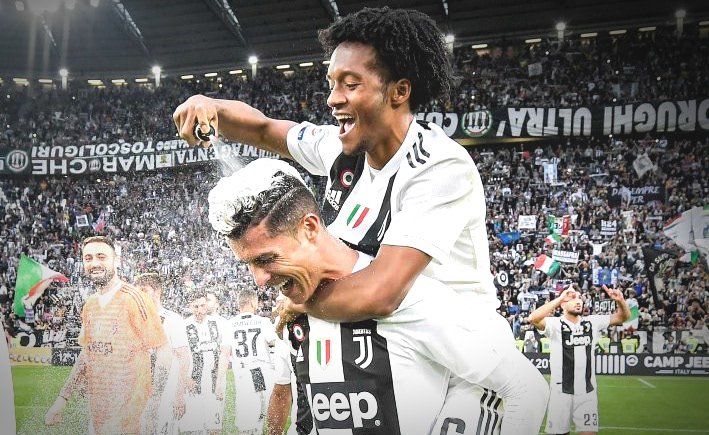 La_Bianconera's tweet photo. Un anno fa il #W8NDERFUL, l'ottavo #scudetto consecutivo, il 37° della nostra storia e il primo di #CR7, qui festeggiato nel solito modo sobrio dal #Panita #Cuadrado! ❤️
🇮🇹🇮🇹🇮🇹🇮🇹🇮🇹🇮🇹🇮🇹🇮🇹
#Infiniti ♾️ #Scud8 #Fil8 https://t.co/CIMBtcGJ5X