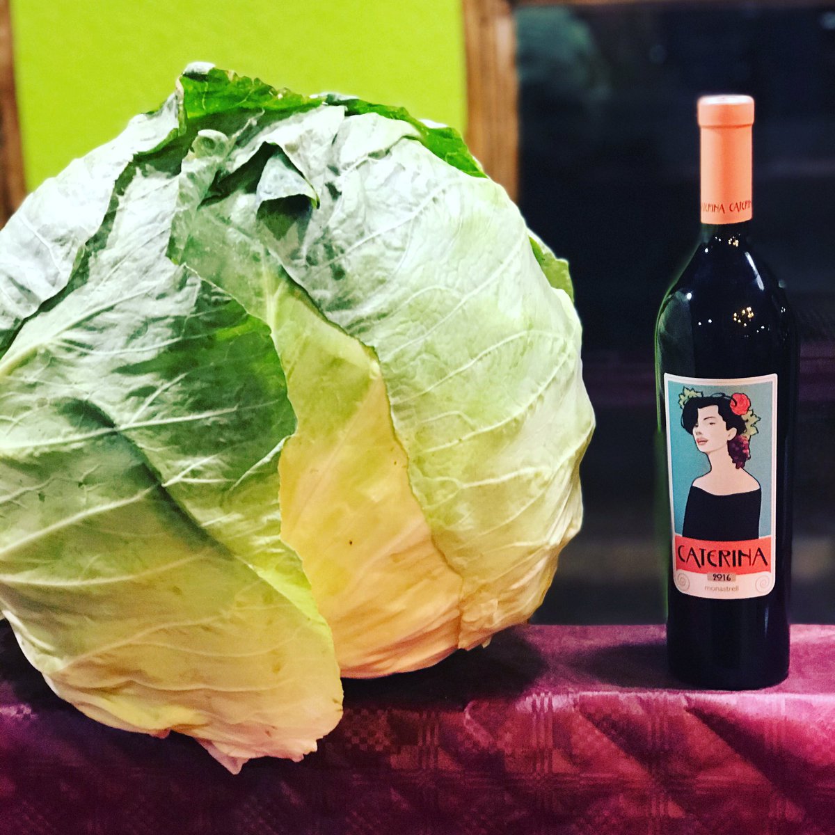 Jugamos?
Qué plato prepararías con esta col?
#maridaje #quedatencasa #alicantewine