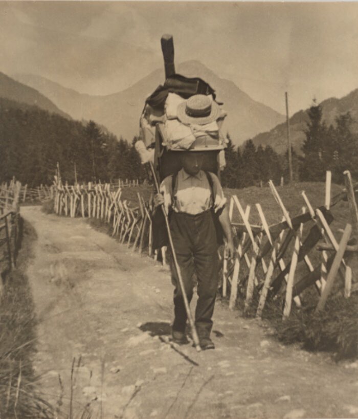 mfkbern's tweet photo. «MTF!» Unsere Sammlung von über 500.000 Fotos wird jetzt 10 Jahre digitalisiert. In diesem Schatz befinden sich viele Juwelen. Wir stellen euch hier 2 vor, die in der Zeit von #corona neu interpretiert wurden. Fällt euch was anderes ein? Zeigt es uns und «Meme the Fotosammlung!» https://t.co/pB58kyxXSM