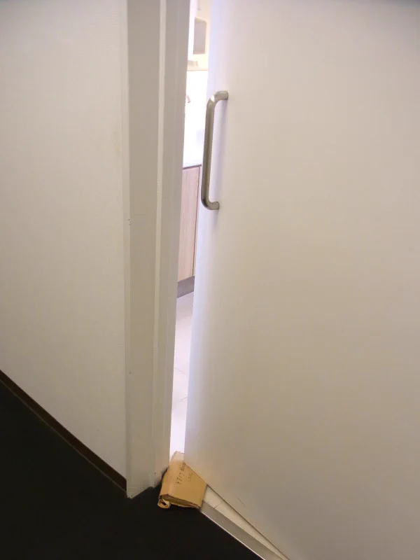 職場のトイレがハイテクに！？あまりにも原始的なやり方だったwww
