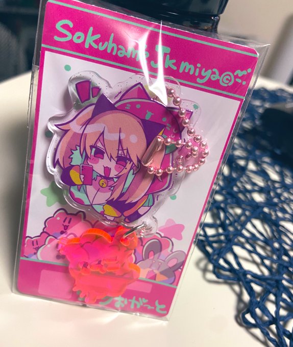 グッズセットのアクキー届いた!ラメとかグロスとか塗ってカワヨなミヤちゃんアクキーだぞ!✌️ 