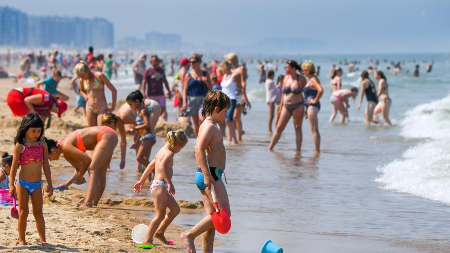 PWambersie's tweet photo. « Des plages noires de monde ne semblent pas une bonne idée » rajoute le gouverneur de la province de Flandre occidentale, Carl Decaluwé. Une proximité qui pourrait provoquer une 2ème vague d’épidémie. #confinement #tourisme #côtebelge https://t.co/BAQCT5nXrt