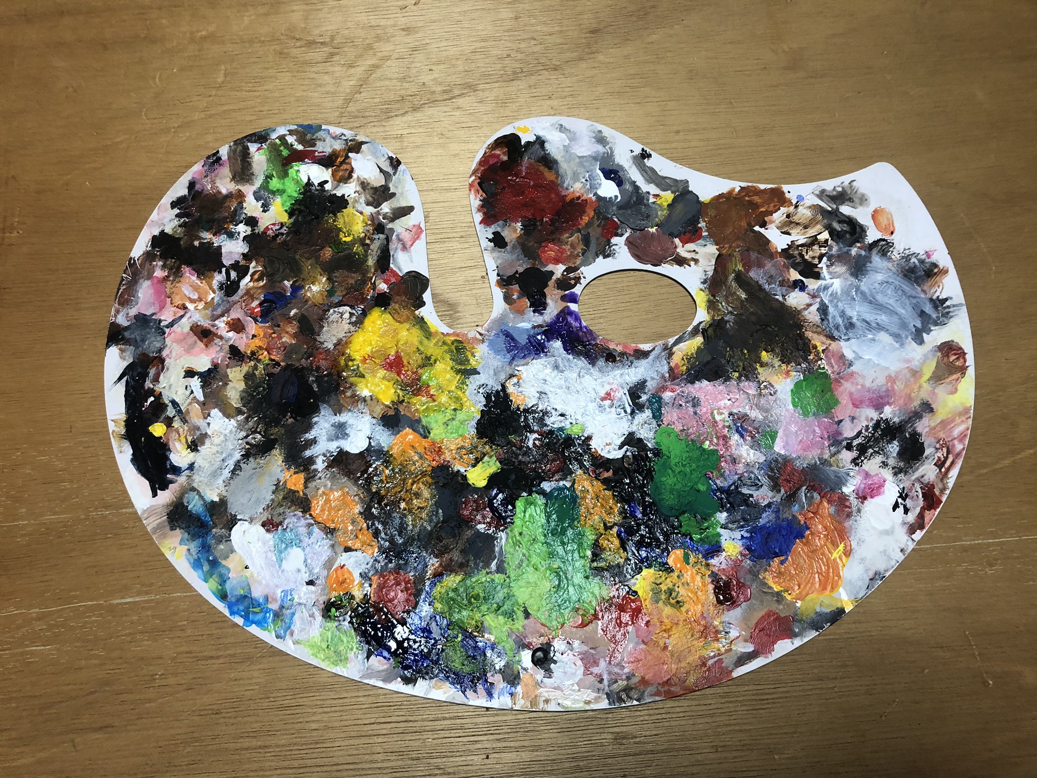 佐藤マメコ アクリル絵の具のついたパレット を洗う作業が辛すぎる メラミンスポンジに重曹つけて擦ってもお湯をかけても大して落ちないよ 日本には紙パレットやら牛乳パックを再利用する方法があるみたいだけどタイでは何を使えばいいんじゃろう