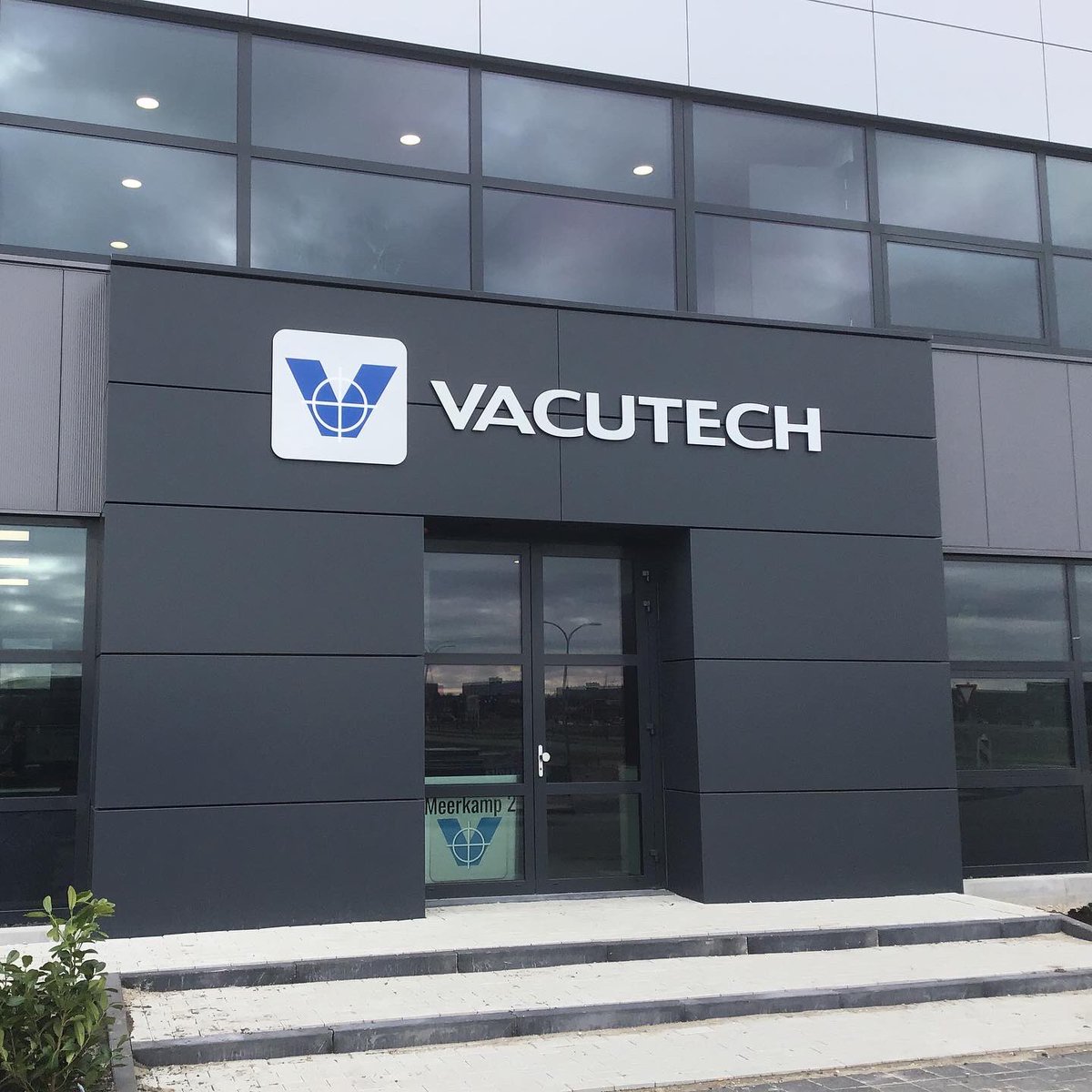 tiptopreclame's tweet photo. Wat is de gevelreclame van Vacutech prachtig geworden! Door het gebruik van verschillende diepten en de combinatie van doosletters en kunststof freeswerk ontstaat een mooi 3D effect.
#gevelreclame #doosletters #freeswerk https://t.co/gAwLBBg1QB