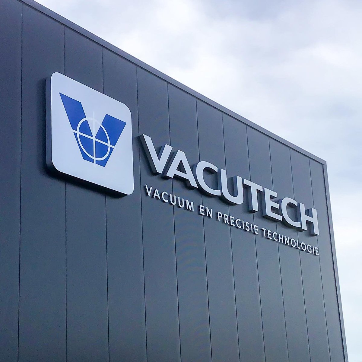 tiptopreclame's tweet photo. Wat is de gevelreclame van Vacutech prachtig geworden! Door het gebruik van verschillende diepten en de combinatie van doosletters en kunststof freeswerk ontstaat een mooi 3D effect.
#gevelreclame #doosletters #freeswerk https://t.co/gAwLBBg1QB
