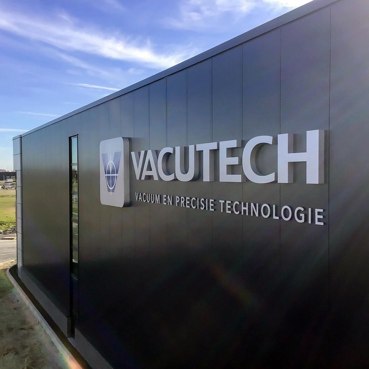 tiptopreclame's tweet photo. Wat is de gevelreclame van Vacutech prachtig geworden! Door het gebruik van verschillende diepten en de combinatie van doosletters en kunststof freeswerk ontstaat een mooi 3D effect.
#gevelreclame #doosletters #freeswerk https://t.co/gAwLBBg1QB