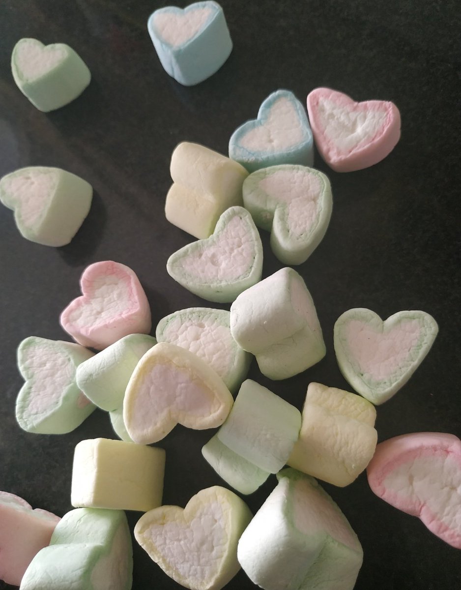 ritz97_'s tweet photo. A quick and easy way to satisfy your sweet cravings that won't make too much damage to your waistline... Here are some marshmallows you can much on... #StayHomeStaySafe #stayhealthy #quickmunch https://t.co/GzWFOLALvN
