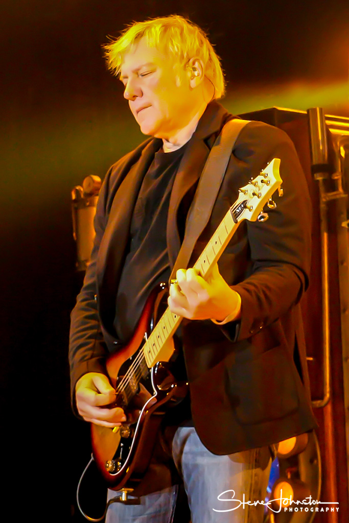 RockMusicPhotos's tweet photo. A couple of previously unseen photos of Geddy Lee and Alex Lifeson from @rushtheband, performing @LGArena, on their 2011 Time Machine tour.
#Rush #RushTheBand #GeddyLee #AlexLifeson https://t.co/KF28JadAso