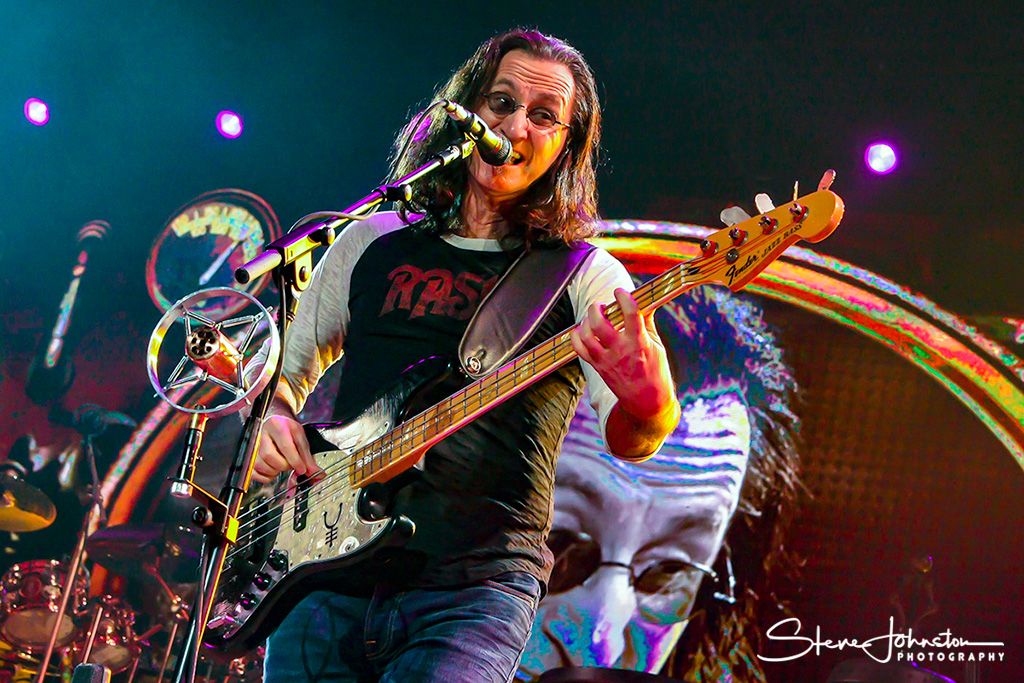 RockMusicPhotos's tweet photo. A couple of previously unseen photos of Geddy Lee and Alex Lifeson from @rushtheband, performing @LGArena, on their 2011 Time Machine tour.
#Rush #RushTheBand #GeddyLee #AlexLifeson https://t.co/KF28JadAso