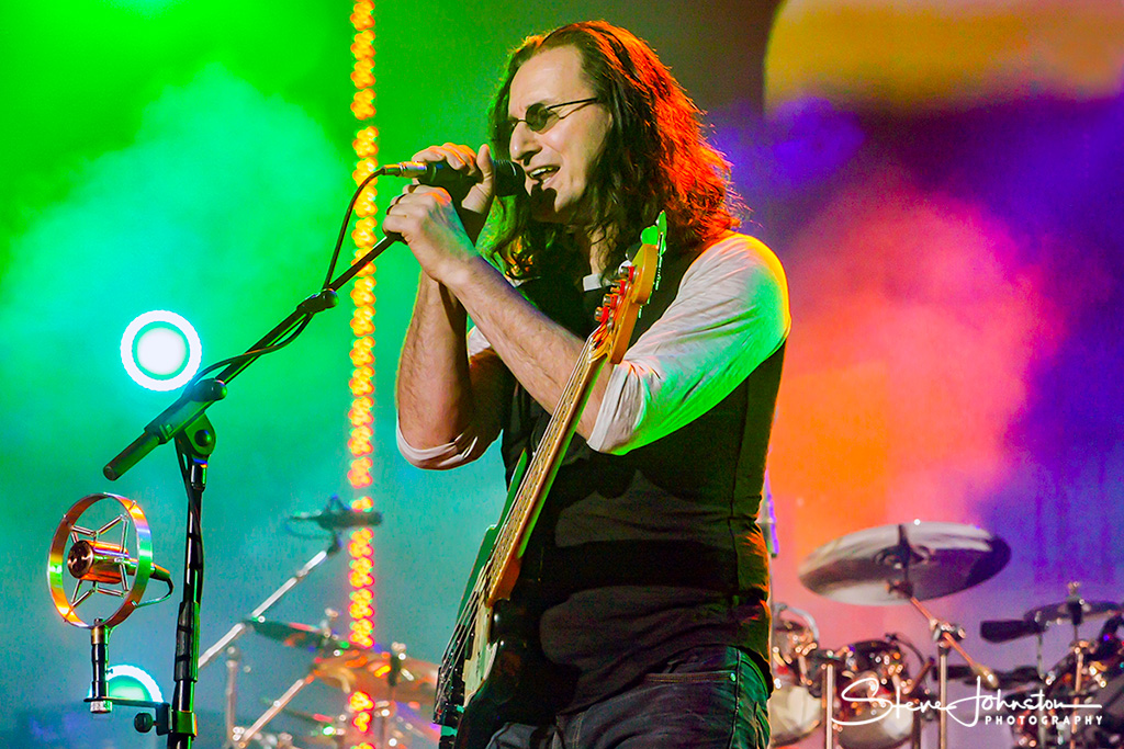 RockMusicPhotos's tweet photo. A couple of previously unseen photos of Geddy Lee and Alex Lifeson from @rushtheband, performing @LGArena, on their 2011 Time Machine tour.
#Rush #RushTheBand #GeddyLee #AlexLifeson https://t.co/KF28JadAso