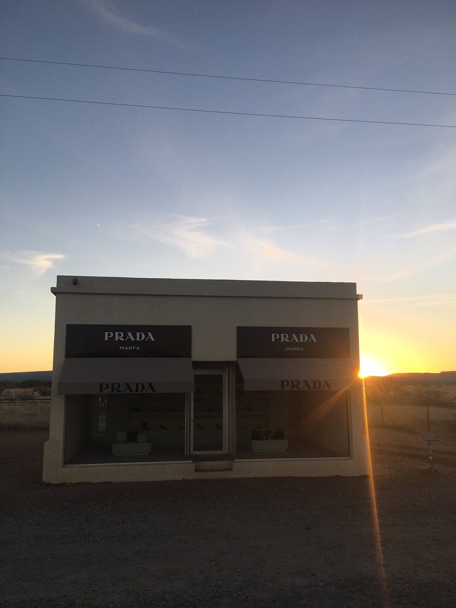 paolazito1's tweet photo. Ho visto meno della metà della puntata di #OnceUponATown di @MartaCicMic dedicata a #Marfa e, già nostalgica, vorrei perdermi tra le opere di Donald Judd, leggere Ben Lerner al bar del St George, prendere un drink al bancone del Paisano e concludere sognando con le Marfa lights. https://t.co/5M5Li29ld5