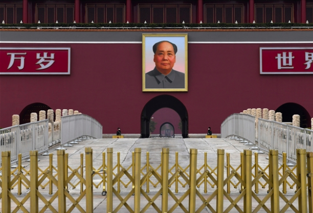 NicogossianA's tweet photo. Chaque année, plus d’1,5 milliards de touristes partent à la découverte du monde. Mais avec le coronavirus, certains lieux habituellement très touristiques sont désertés. Comme la place Tian'anmen en Chine. Crédits photo : @afpfr #tourisme #coronavirus https://t.co/4imbluRSZZ