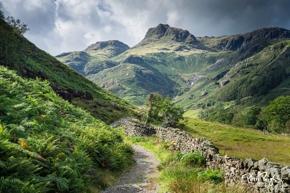 Look how the light gloriously frames this iconic view of the Langdale Pikes 🏞 thank you Phil for another great image @cragrats #positivelycumbria #cumbrialife
