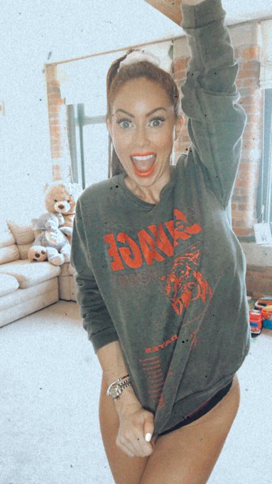 Party at mine with Bear &amp; Eddie 🤪 #lockdownlife #mymates   Join me on my private page 💋   Link in Bio<a href="/tag/lockdownlife"class="tags">#lockdownlife</a><a href="/tag/mymates"class="tags"><span>#mymates</span></a>