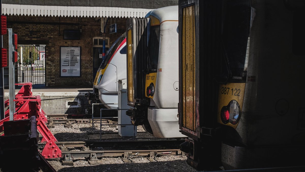 SaltGeorge's tweet image. Odd one out.
The new #Class720 back in King's Lynn this morning on Greater Anglia route testing duties. Looking rather clean and streamlined on platform 1 alongside the usual #Class387 EMUs. 20/04/2020
#KingsLynn #TrainStuff