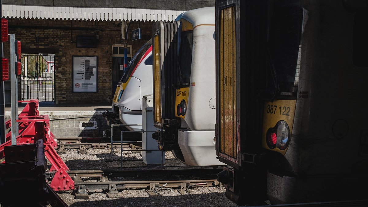 Odd one out.
The new #Class720 back in King's Lynn this morning on Greater Anglia route testing duties. Looking rather clean and streamlined on platform 1 alongside the usual #Class387 EMUs. 20/04/2020
#KingsLynn #TrainStuff