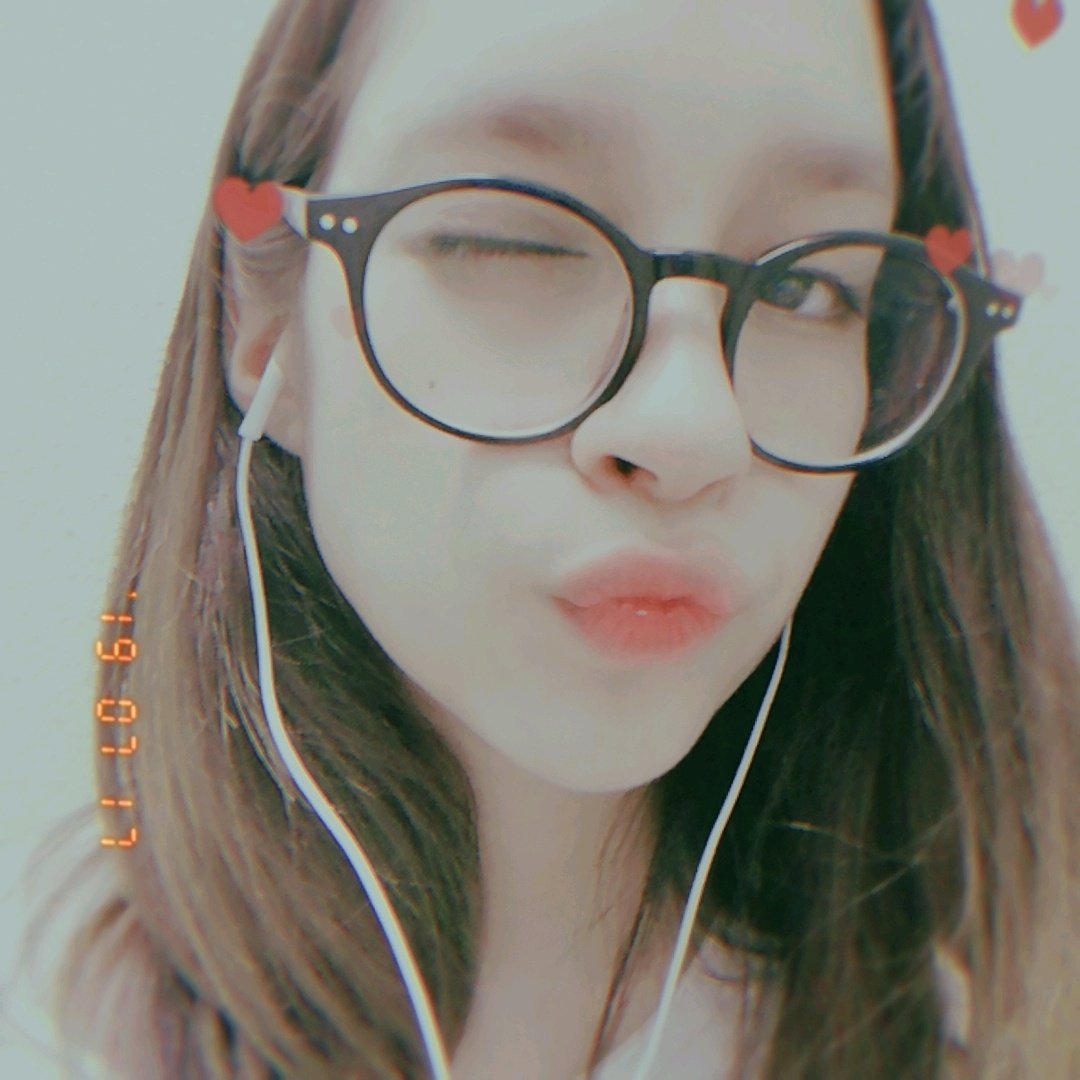 _nttdy's tweet photo. @Irati_Bitch Mi niña perdón, desde que anunciaron las ventas para el concierto de españa descuidé un poco esta app 🥺❤️, y sip soy real no un robot hehe~ no salgo muy bien pero esta es una foto mía lol... https://t.co/AErNRmBBY6