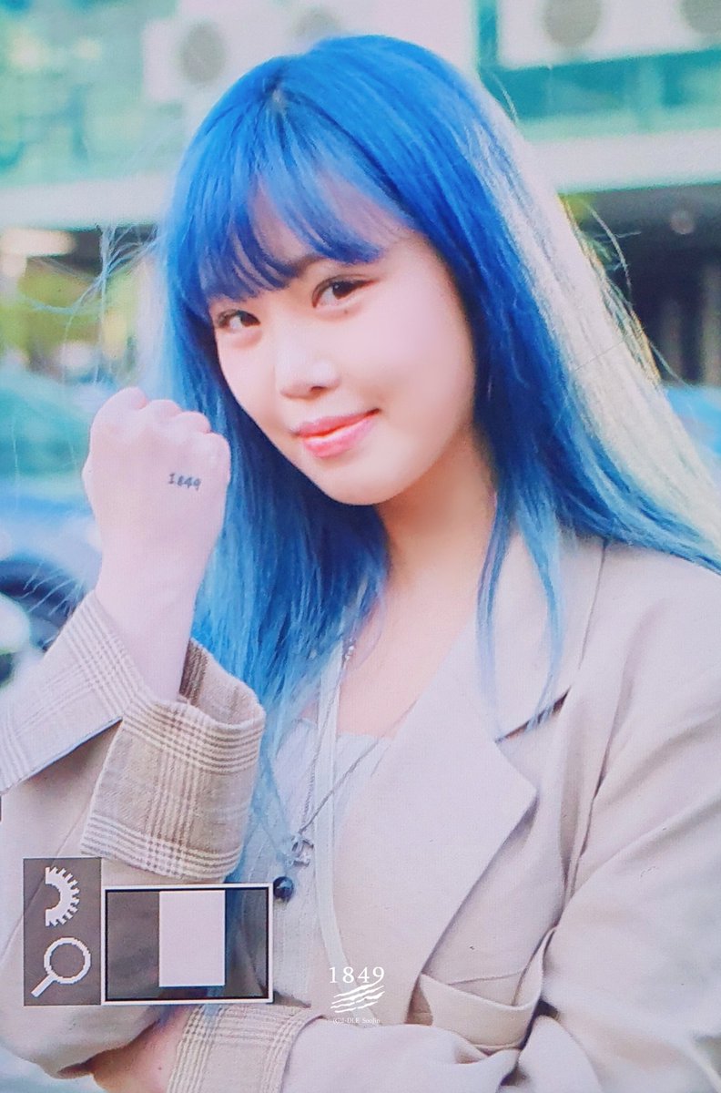 soojinarchives's tweet photo. GUYS.....SOOJIN BLUE HAIRED https://t.co/ecvCxNmme9